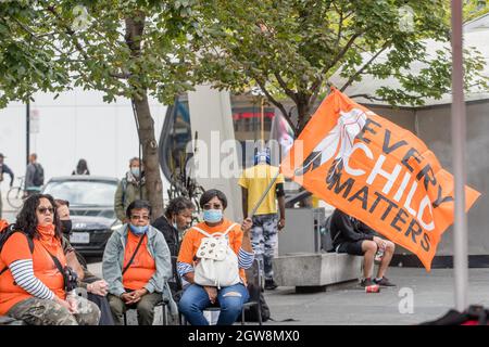 Toronto, Ontario, Kanada. September 2021. Menschen nehmen am Orange Shirt Day und am National Day of Truth and Reconciliation auf dem Dundas Square Teil, um zu heilen, Bewusstsein zu schaffen und sich gemeinsam als indigenes Community.Organized-jähriges Volk zu erheben, das von Matriarchal Circle, einer von Kinderhilfswerken betroffenen Basisorganisation aus Toronto, gegründet wurde. Die Vision des Matriarchalen Kreises ist es, dass das Wohlergehen von Kindern in Toronto in echten indigenen Kreisen praktiziert wird, im Gegensatz zu den neokolonialen, repressiven und genozidalen Handlungen im aktuellen Kinderschutzsystem. (Bild: © Shawn Goldberg/SOPA Images via ZUMA PR Stockfoto