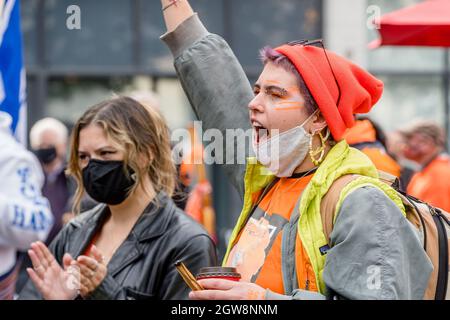 Toronto, Ontario, Kanada. September 2021. Menschen nehmen am Orange Shirt Day und am National Day of Truth and Reconciliation auf dem Dundas Square Teil, um zu heilen, Bewusstsein zu schaffen und sich gemeinsam als indigenes Community.Organized-jähriges Volk zu erheben, das von Matriarchal Circle, einer von Kinderhilfswerken betroffenen Basisorganisation aus Toronto, gegründet wurde. Die Vision des Matriarchalen Kreises ist es, dass das Wohlergehen von Kindern in Toronto in echten indigenen Kreisen praktiziert wird, im Gegensatz zu den neokolonialen, repressiven und genozidalen Handlungen im aktuellen Kinderschutzsystem. (Bild: © Shawn Goldberg/SOPA Images via ZUMA PR Stockfoto