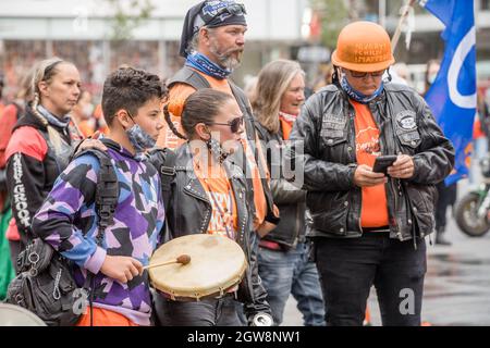 Menschen nehmen am Orange Shirt Day und am National Day of Truth and Reconciliation auf dem Dundas Square Teil, um zu heilen, Bewusstsein zu schaffen und sich gemeinsam als indigenes Community.Organized-jähriges Volk zu erheben, das von Matriarchal Circle, einer von Kinderhilfswerken betroffenen Basisorganisation aus Toronto, gegründet wurde. Die Vision des Matriarchalen Kreises ist es, dass das Wohlergehen von Kindern in Toronto in echten indigenen Kreisen praktiziert wird, "im Gegensatz zu den neokolonialen, repressiven, genozidalen Handlungen im aktuellen Kinderschutzsystem. (Foto von Shawn Goldberg/SOPA Images/Sipa USA) Stockfoto