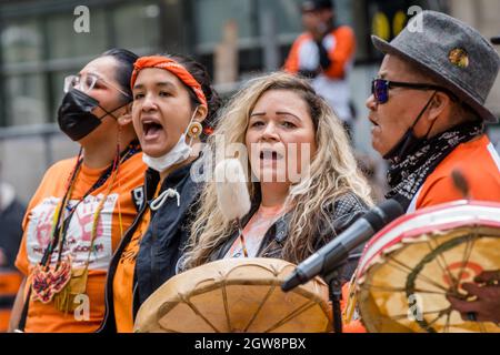 Menschen nehmen am Orange Shirt Day und am National Day of Truth and Reconciliation auf dem Dundas Square Teil, um zu heilen, Bewusstsein zu schaffen und sich gemeinsam als indigenes Community.Organized-jähriges Volk zu erheben, das von Matriarchal Circle, einer von Kinderhilfswerken betroffenen Basisorganisation aus Toronto, gegründet wurde. Die Vision des Matriarchalen Kreises ist es, dass das Wohlergehen von Kindern in Toronto in echten indigenen Kreisen praktiziert wird, "im Gegensatz zu den neokolonialen, repressiven, genozidalen Handlungen im aktuellen Kinderschutzsystem. (Foto von Shawn Goldberg/SOPA Images/Sipa USA) Stockfoto