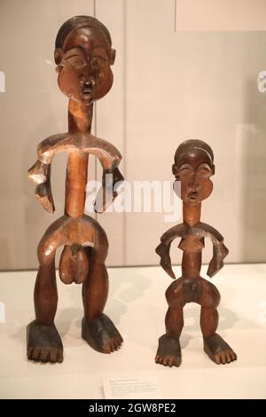 Geschnitzte männliche und weibliche Figuren aus Holz, die von den Azande im Sudan angefertigt wurden. British Museum, London, Großbritannien Stockfoto