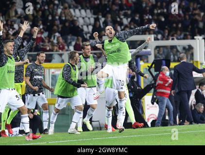 TURIN ITALIEN- Oktober 2 Stadio Olimpico Grande Torino Leonardo Bonucci feiert mit seinen Teamkollegen nach dem Ende des Spiels während der Serie Ein Spiel zwischen FC Turin und Juventus FC im Stadio Olimpico am 2. Oktober 2021 in Turin, Italien. Kredit: Christian Santi/Alamy Live Nachrichten Stockfoto