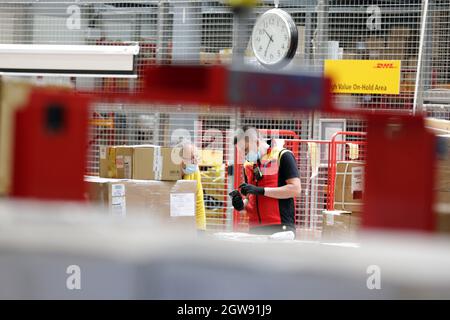 Sofia, Bulgarien - 10. Mai 2021: Mitarbeiter arbeiten im DHL Express Center am Flughafen Sofia. Stockfoto