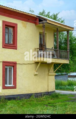 Ein Fragment der Fassade eines alten Hauses mit einem ungewöhnlichen Balkon in Gurjewsk, Kemerowo Region-Kusbass Stockfoto