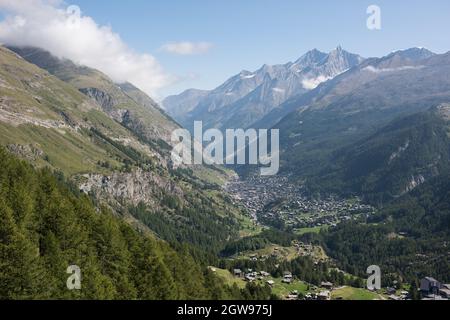 Das Dorf Zermatt und das Matter-Tal im wallis schweiz. Ein sehr bekannter und beliebter Ort für Besucher der Schweiz. Stockfoto