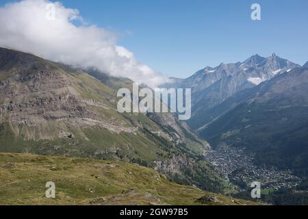 Das Dorf Zermatt und das Matter-Tal im wallis schweiz. Ein sehr bekannter und beliebter Ort für Besucher der Schweiz. Stockfoto