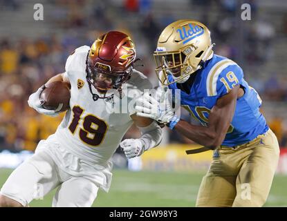 Pasadena, Kalifornien, USA. Oktober 2021. Arizona State Sun Devils Wide Receiver Ricky Pearsall #19 trägt den Ball als UCLA Bruins Defensive Back Alex Johnson #19 macht das Tackle während des NCAA Fußballspiels zwischen den UCLA Bruins und den Arizona State Sun Devils am Rose Bowl in Pasadena, Kalifornien. Obligatorischer Bildnachweis : Charles Baus/CSM/Alamy Live News Stockfoto