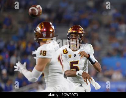 Pasadena, Kalifornien, USA. Oktober 2021. Arizona State Sun Devils Quarterback Jayden Daniels #5 wirft einen Pass auf den Arizona State Sun Devils Wide Receiver Ricky Pearsall #19 während des NCAA Fußballspiels zwischen den UCLA Bruins und den Arizona State Sun Devils beim Rose Bowl in Pasadena, Kalifornien. Obligatorischer Bildnachweis : Charles Baus/CSM/Alamy Live News Stockfoto
