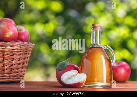 apfelessig oder Apfelwein im Glaskrug im Freien Stockfoto