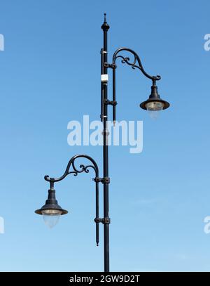 Retro Street Lamp gegen den blauen Himmel Stockfoto