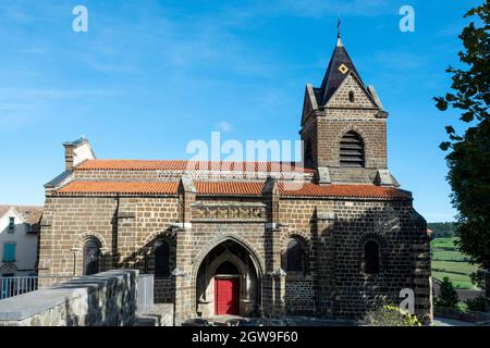 Polignac beschriftet Les Plus Beaux Villages de France, Kirche Saint Martin, Departement Haute-Loire, Auvergne-Rhone-Alpes, Frankreich Stockfoto