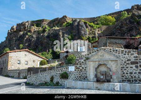 Polignac beschriftet Les Plus Beaux Villages de France, Häuser am Fuße des Schlosses, Haute-Loire, Auvergne-Rhone-Alpes, Frankreich Stockfoto