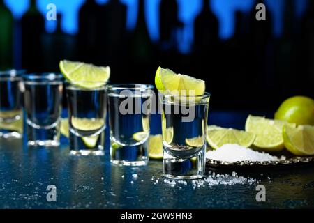 Schüsse von Tequila mit Salz und Limettenscheiben. Stockfoto