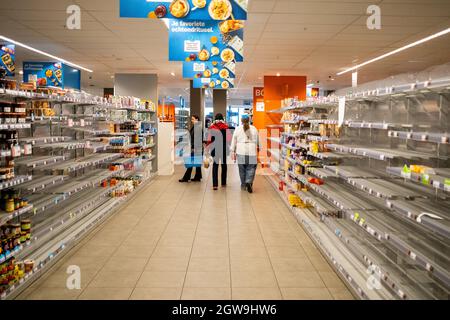 Leere Regale sind im Albert Heijn Supermarkt zu sehen. In den Niederlanden sind die meisten Unternehmen aufgrund des Coronavirus standhaft und es wurden Sicherheitsmaßnahmen getroffen. Dennoch gibt es keine Eindämmung, die Menschen können frei ausgehen. Die Regierung strebt eine Herdenimmunität an. Amsterdam, Niederlande. Stockfoto