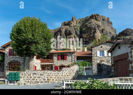 Polignac beschriftet Les Plus Beaux Villages de France, Häuser am Fuße des Schlosses, Haute-Loire, Auvergne-Rhone-Alpes, Frankreich Stockfoto