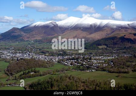 Keswick und die schneebedeckte „Skiddaw“-Bergkette vom Gipfel des „Walla Crag“ im Lake District National Park, Cumbria, England, Großbritannien Stockfoto