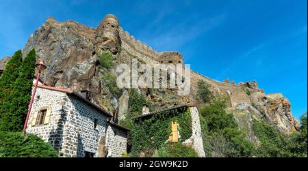 Polignac beschriftet Les Plus Beaux Villages de France, Zinnen der Festung, Haute-Loire, Auvergne-Rhone-Alpes, Frankreich Stockfoto