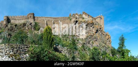 Polignac beschriftet Les Plus Beaux Villages de France, Zinnen der Festung, Haute-Loire, Auvergne-Rhone-Alpes, Frankreich Stockfoto