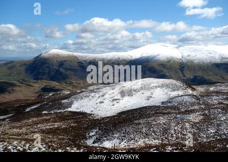 Die schneebedeckten Wainwrights 'Clough Head' & 'Great Dodd' aus der Nähe des Gipfels von 'Bleaberry Fell' im Lake District National Park Cumbria. VEREINIGTES KÖNIGREICH. Stockfoto