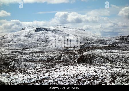 Zwei Wanderer am Trig Point auf dem Gipfel des Wainwright „High Seat“ in Borrowdale, Lake District National Park, Cumbria. Stockfoto