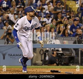Los Angeles, Usa. Oktober 2021. Los Angeles Dodgers' AJ Pollock beobachtet, wie sein zweireihiger Homer am Samstag, den 2. Oktober 2021, im vierten Inning vor dem Reliever der Milwaukee Brewers, Colin Rea, über die Wand im Dodger Stadium in Los Angeles geht. Kredit: UPI/Alamy Live Nachrichten Stockfoto