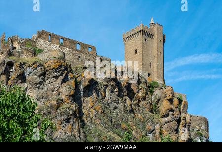 Polignac beschriftet Les Plus Beaux Villages de France, Blick auf den Kerker, Haute-Loire, Auvergne-Rhone-Alpes, Frankreich Stockfoto