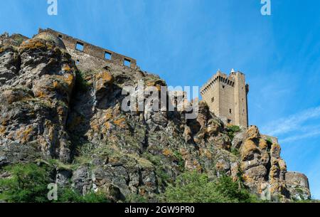 Polignac beschriftet Les Plus Beaux Villages de France, Blick auf den Kerker, Haute-Loire, Auvergne-Rhone-Alpes, Frankreich Stockfoto