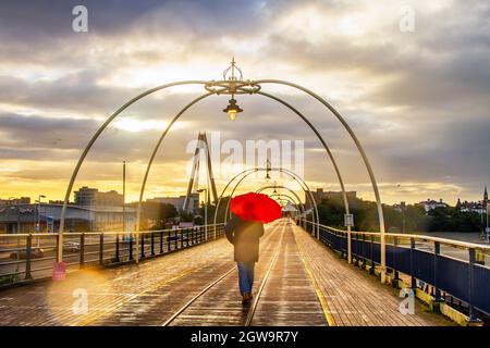 Southport Pier, Merseyside, Großbritannien Wetter; 03. Oktober 2021. Sonnenschein und Duschen läuteten einen weiteren nassen windigen, blustrigen Tag im nordwestlichen Badeort ein. Heftige Regenfälle und starke Winde könnten am Wochenende Überschwemmungen, Reiseunterbrechungen und Stromausfälle in Teilen Englands verursachen. Quelle: MediaWorldImages/AlamyLiveNews Stockfoto