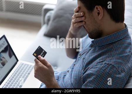 Nahaufnahme unglücklicher Mann, der Probleme mit der Kreditkarte hatte Stockfoto