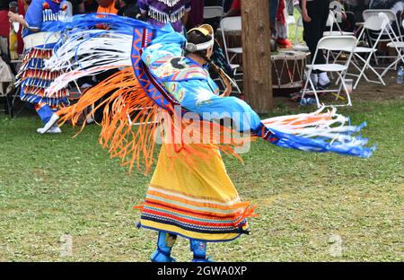 First Nation Shawl-Tänzerin im Fort William First Nation Pow Wow für „Celebration and Healing“, in Thunder Bay, Ontario, Kanada, im Jahr 2021. Stockfoto