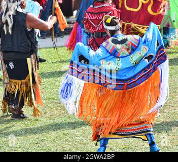 First Nation Shawl-Tänzerin und andere im Fort William First Nation Pow Wow für „Celebration and Healing“, in Thunder Bay, Ontario, Kanada, im Jahr 2021. Stockfoto