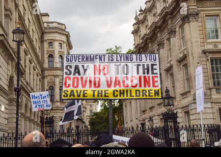 London, Großbritannien. 14. Juni 2021. Demonstranten vor der Downing Street. Tausende von Demonstranten versammelten sich in Westminster, um gegen COVID-19-Impfungen, Impfpass und Einschränkungen des Coronavirus zu protestieren, wobei viele Demonstranten die Pandemie als „Schwindel“ nannten. Stockfoto