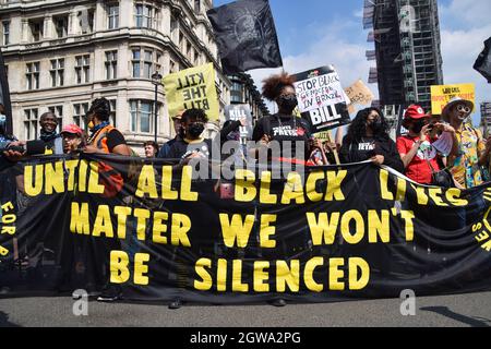 London, Großbritannien. Mai 2021. Black Lives Matter-Aktivisten bei der Protestaktion „Kill the Bill“ auf dem Parliament Square. Verschiedene Gruppen marschierten durch das Zentrum Londons, um gegen das Gesetz über Polizei, Verbrechen, Verurteilung und Gerichte zu protestieren. Stockfoto