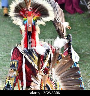 First Nation männliche Tänzerin in Fort William First Nation Pow Wow für „Celebration and Healing“, in Thunder Bay, Ontario, Kanada, im Jahr 2021. Stockfoto