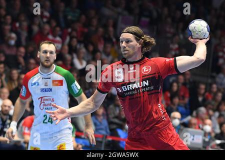 Kassel, Deutschland. September 2021. Handball: Bundesliga, MT Melsungen - SC Magdeburg, Matchday 6 in Rothenbach-Halle. Melsungen' Tobias Reichmann (r) spielt gegen Magdeburgs Christian O'Sullivan. Quelle: Swen Pförtner/dpa/Alamy Live News Stockfoto