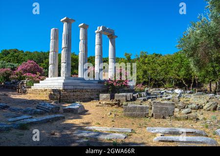 Ruinen des Tempels der Großen Götter und mittelalterliche Türme bei Paleopolis auf der Insel Samothraki, Griechenland. Stockfoto