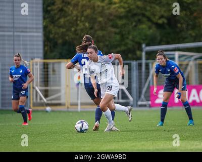 Sinsheim, Deutschland. Oktober 2021. Barbara Dunst (28 Frankfurt) kontrolliert den Ball beim Flyeralarm Frauen-Bundesliga-Spiel zwischen der TSG Hoffenheim und Eintracht Frankfurt im Dietmar-Hopp-Stadion in Sinsheim. Kredit: SPP Sport Pressefoto. /Alamy Live News Stockfoto