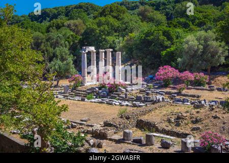 Ruinen des Tempels der Großen Götter und mittelalterliche Türme bei Paleopolis auf der Insel Samothraki, Griechenland. Stockfoto