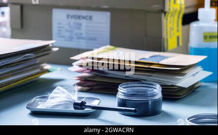 Pinsel zur Entwicklung von Fingerabdruckpulver im Kriminallabor zur Analyse, Konzeptbild Stockfoto