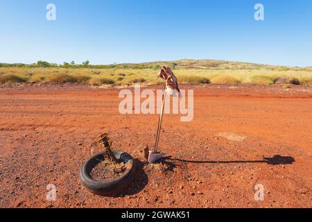 Humorvolle Darstellung eines Tierschädels und einer Quelle auf einer Outback-Straße namens Skull Spring Road in der Nähe von Nullagine, Pilbara, Western Australia, Australi Stockfoto