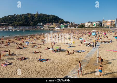 Strand La Concha in San Sebastian im Sommer Stockfoto