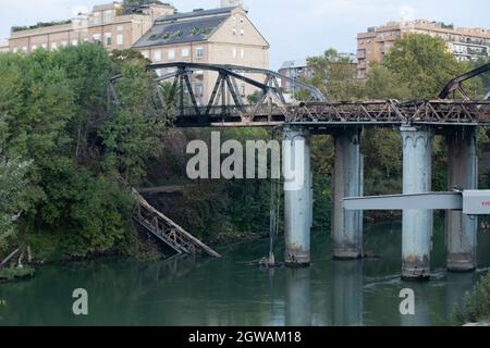 Rom, Italien. Oktober 2021. Blick auf die Industriebrücke nach dem Brand gestern Abend. (Foto von Matteo Nardone/Pacific Press) Quelle: Pacific Press Media Production Corp./Alamy Live News Stockfoto