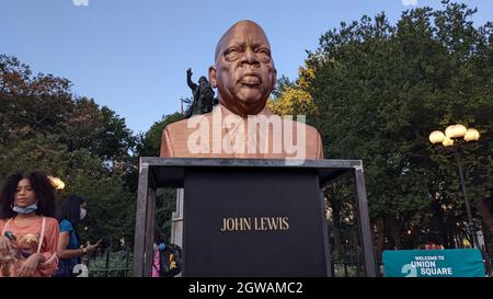 New York, Usa. Oktober 2021. Am 1. Oktober 2021 wird auf dem Union Square in New York City eine neue Statue von John Lewis enthüllt. (Foto von Ryan Rahman/Pacific Press) Quelle: Pacific Press Media Production Corp./Alamy Live News Stockfoto