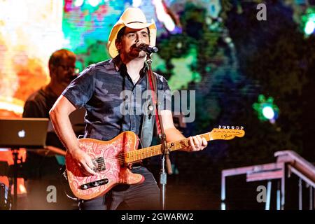 2. Oktober 2021: Brad Paisley tritt während der 'Tour 2021' im North Island Credit Union Amphitheatre in Chula Vista, Kalifornien, am 2. Oktober 2021 auf (Bildnachweis: © Marissa Carter/ZUMA Press Wire) Stockfoto