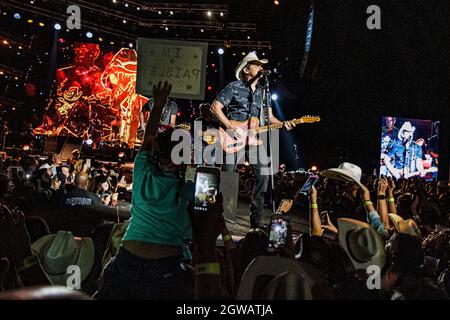 3. Oktober 2021: Brad Paisley tritt während der 'Tour 2021' im North Island Credit Union Amphitheatre in Chula Vista, Kalifornien, am 2. Oktober 2021 auf (Bildnachweis: © Marissa Carter/ZUMA Press Wire) Stockfoto