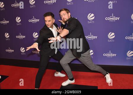 01. Oktober 2021, Nordrhein-Westfalen, Köln: Komiker Özcan Cosar und Bastian Bielendorfer kommen zur Verleihung des Deutschen Comedypreises 2021 Foto: Horst Galuschka/dpa Stockfoto