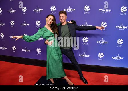 01. Oktober 2021, Nordrhein-Westfalen, Köln: Die Tänzer Renata und Valentin Lusin kommen zur Verleihung des Deutschen Comedy-Preises 2021 Foto: Horst Galuschka/dpa Stockfoto