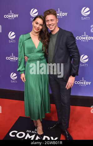 01. Oktober 2021, Nordrhein-Westfalen, Köln: Die Tänzer Renata und Valentin Lusin kommen zur Verleihung des Deutschen Comedy-Preises 2021 Foto: Horst Galuschka/dpa Stockfoto