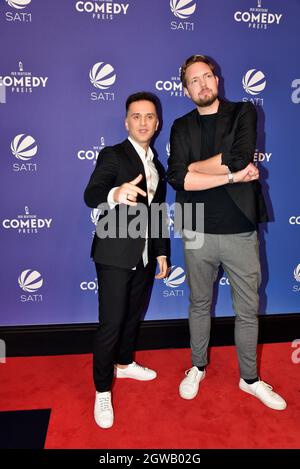 01. Oktober 2021, Nordrhein-Westfalen, Köln: Komiker Özcan Cosar und Bastian Bielendorfer kommen zur Verleihung des Deutschen Comedypreises 2021 Foto: Horst Galuschka/dpa Stockfoto