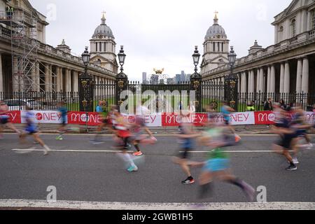 Läufer passieren das Old Naval College, Greenwich, während des Virgin Money London Marathon. Bilddatum: Sonntag, 3. Oktober 2021. Stockfoto